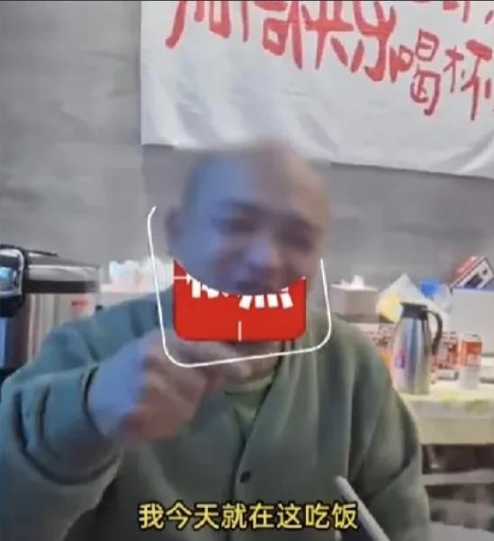 湖南长沙，一饭店进来个男子，一口气点了10个硬菜，说他们一共3人，另外2人一会儿