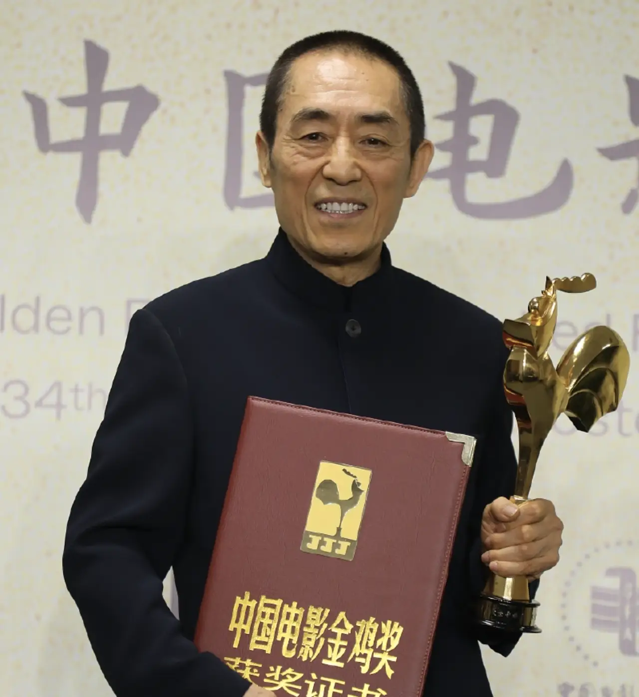 张艺谋接受采访时，自豪的指着桌上的9个奖杯说道：“金鸡奖是全世界最难拿的奖，我这