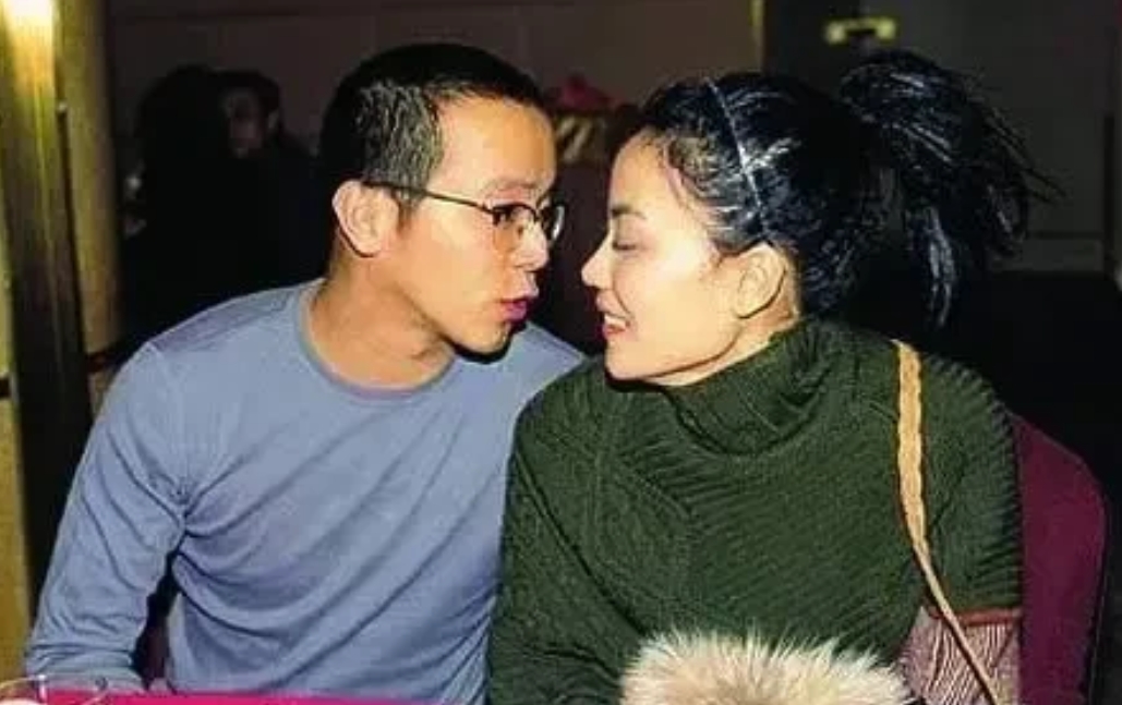 王菲，一个不在一棵树下乘凉，想要玩遍整个森林的女人。
她有些太随性了，想做什么就