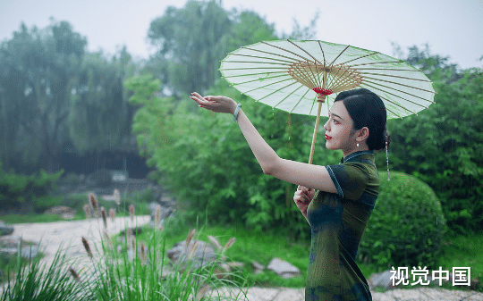 我是富家小姐，身边对我示好的学生，在看到我和男友牵手时，她突然说，诗怡姐，你不是要和刘管事结婚了吗？