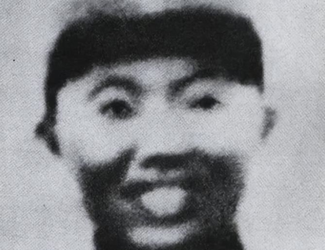 1942年，神枪手王凤麟遭叛徒出卖，被日军围在山上，打到只剩一颗子弹时，他犹豫了