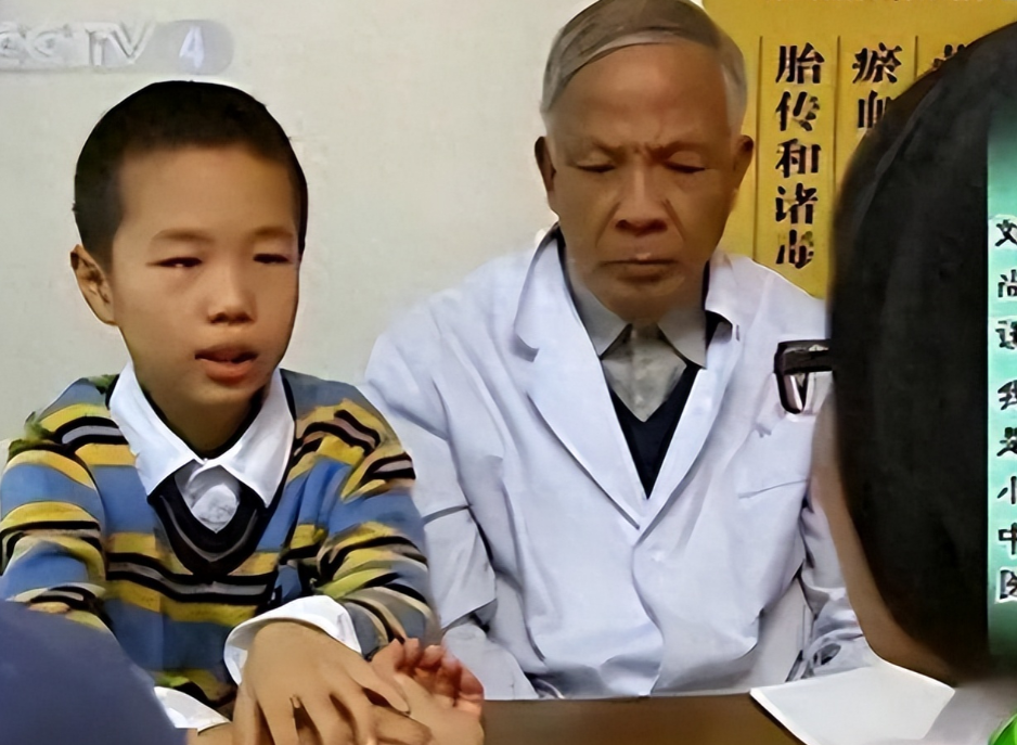 2010年，上海一中医馆有一位十岁的小神医在坐诊把脉，老中医还称他是华佗在世，有