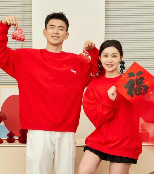 郑思维是羽坛名将，在赛场上拼搏奋进，斩获众多荣誉，为国家争得光彩。近期，他和老婆