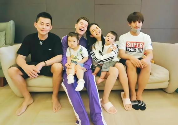 王栎鑫、张远都是从快男出道，在娱乐圈努力打拼。近日，王栎鑫前妻吴雅婷带孩子现身张
