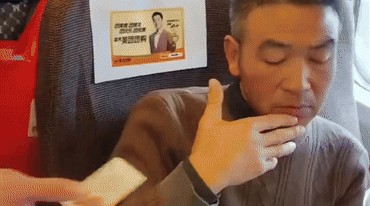 最近，一则关于高铁霸座行为的视频引发了广泛热议。从视频中可以看到，一名中年男子不