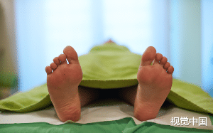 妻子陪初恋过生的时候，我被歹徒谋杀，她忽略了我的求救电话，在她工作看到我时，作为入殓师的她疯了