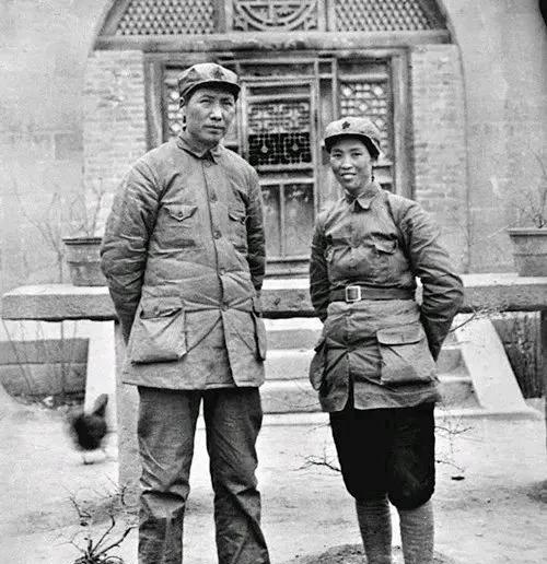 1928年5月毛泽东和贺子珍举行了婚礼，那年毛泽东35岁，贺子珍19岁，二人一起