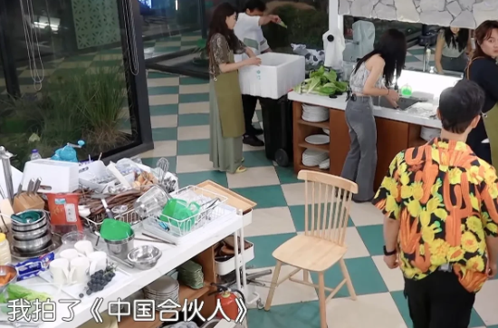 尹正问黄晓明:“晓明哥，你36岁在干嘛？”黄晓明:“36岁我拍了《中国合伙人》，