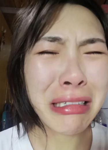 一个30岁的单身女性面对父母的催婚，她发表了令人共鸣的言论：她说：“我已经30岁