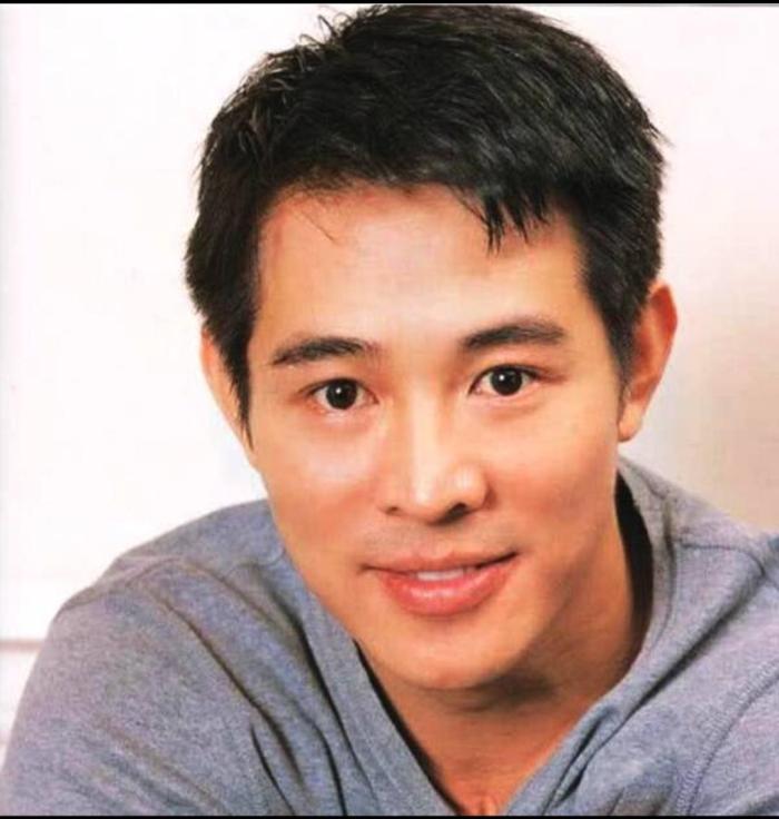 当年，李连杰把上海3亿的别墅给保姆住，每年给大哥120万生活费，给姐姐们买房买车