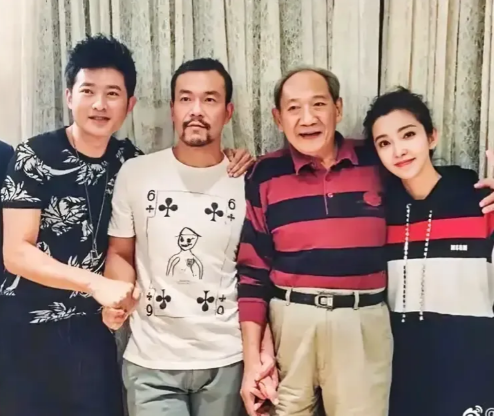 左二这位老人是谁？在影视圈里，他的知名度可不低！
他是上海戏剧学院著名的教授，带