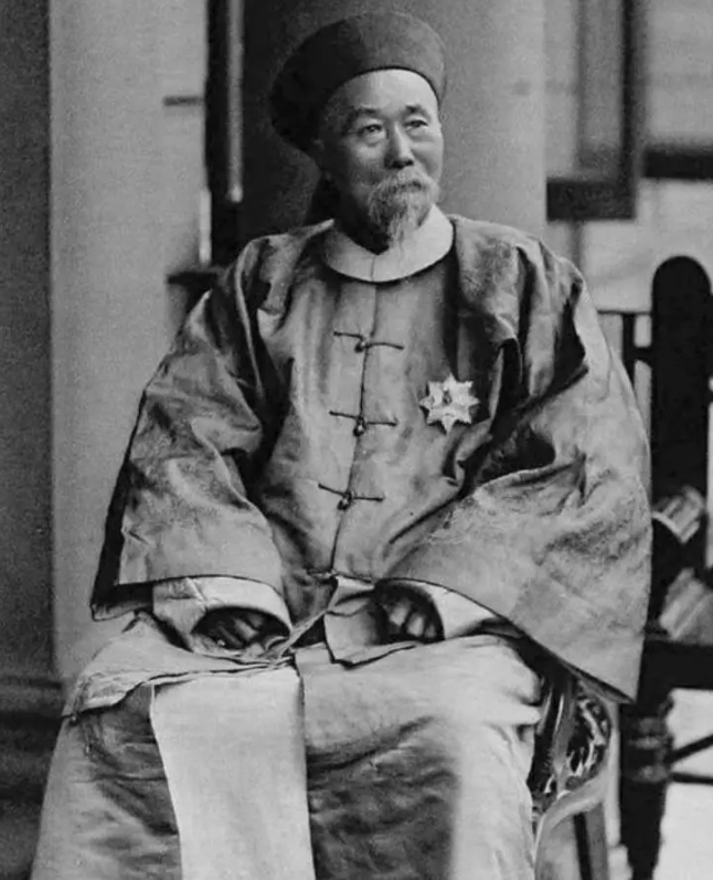 在日本侵占琉球之时，琉球王遣使者赴清朝求助，在李鸿章府前长跪，这一情景被拍摄记录