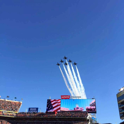 赛事前戏，战机呼啸展示美国军事