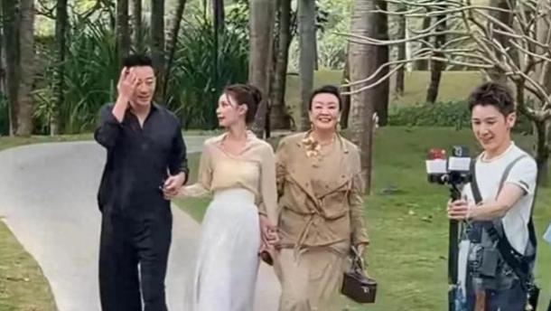 张兰从不和大S似的营造神秘感，和倪萍同台，秀的就是硬实力！