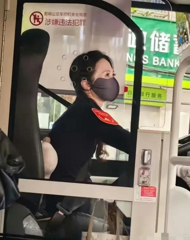 明明可以靠脸吃饭，但她选择了靠实力