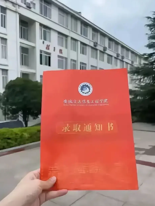 四年前，儿子不负星光不负自己，终于考上了大学。
虽然不是自己喜欢的学校，但总归是