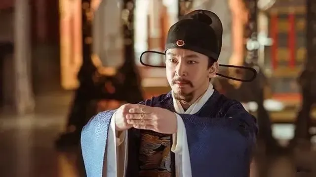 嘉靖年间，苏州富家公子申贵升外出游玩时，对一貌若天仙的尼姑一见倾心，两人偷食禁果