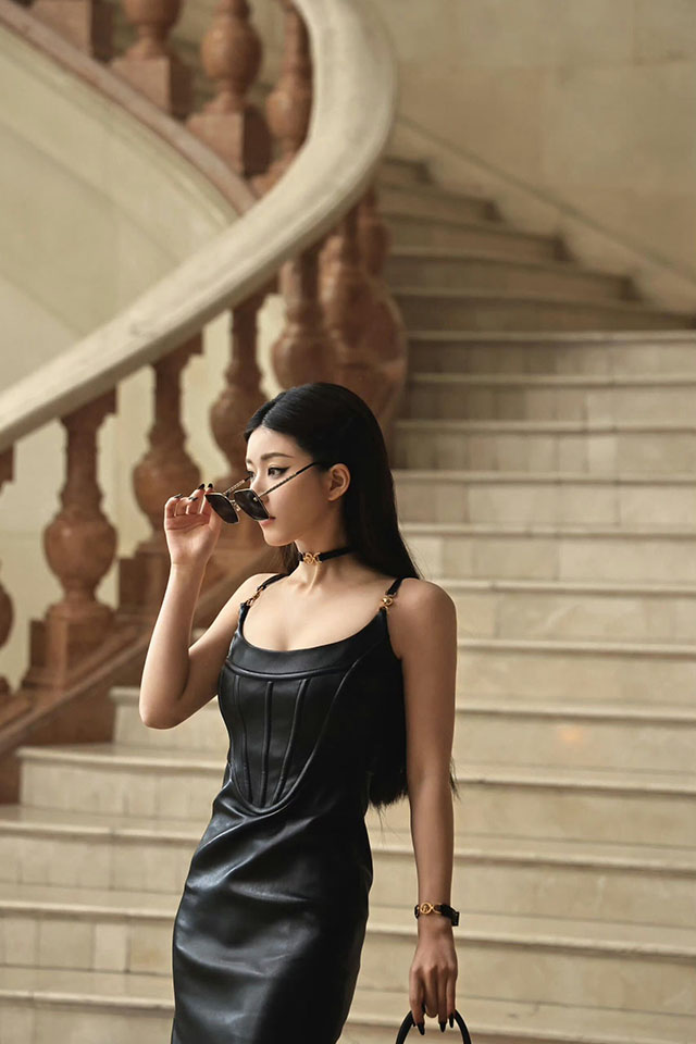 #赵露思猫眼妆#赵露思为顶奢范某哲代言眼镜。有一说一，眼镜我买不起，睇一眼露思还