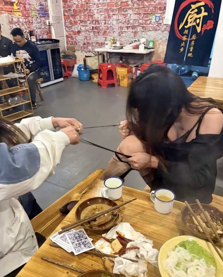 朋友打起来了，这饭吃不了了。该帮谁
