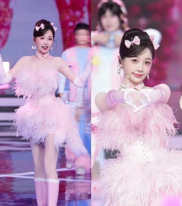 虞书欣，在干嘛呀？甜度超标警告！
热点虞书欣北京台春晚新歌首秀，粉色裙装萌翻全场
