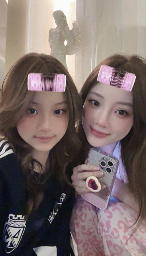贾乃亮女儿甜馨晒与妈妈李小璐的自拍合照，两人甜笑好似姐妹。照片中，甜馨抱爱犬自拍