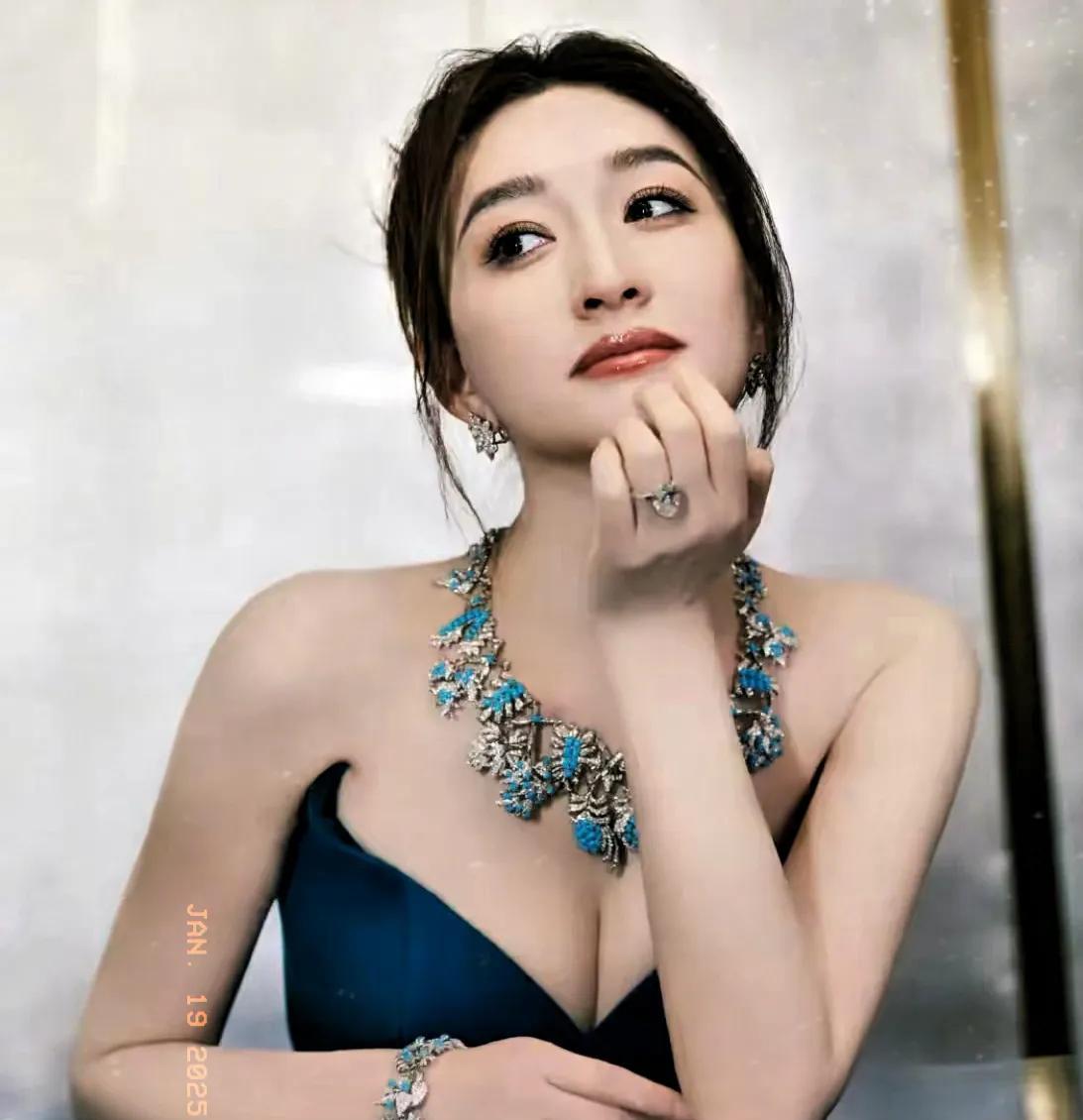 李小冉这个活脱脱的美人收割机，站谁旁边谁遭殃！
真不是吹，那肤白貌美的程度，让一