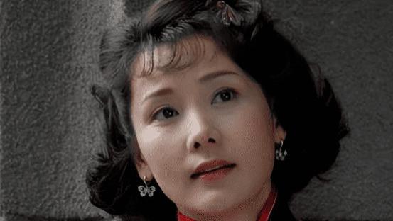 她因长相太美无人敢追，与初恋丁克10年，婚后37年从未有绯闻