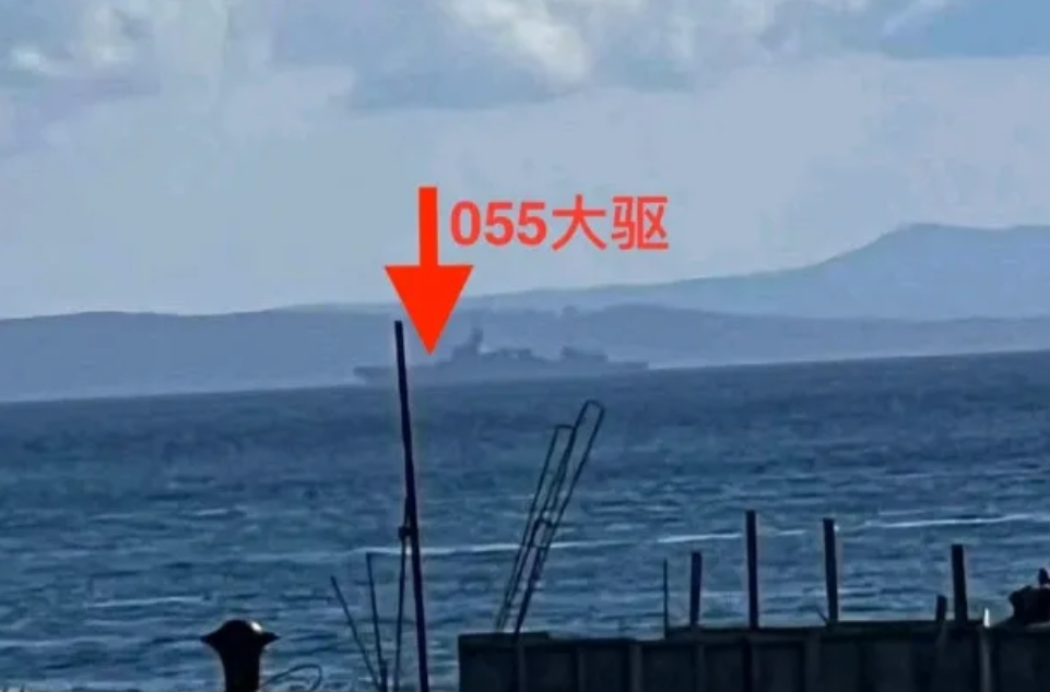 ”055大驱就在悉尼外海。“澳防长向中方喊出一句话，西方媒体全都懵了！
据“美联