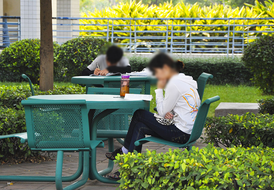 一线教师开展教学活动，都是按照教材来。尤其是中小学教师，教学内容要紧紧围绕教材开