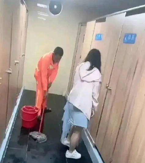 某大学厕所男保洁 55 岁，中午午休的时候，18 岁的女生进去，看到厕所里只有保
