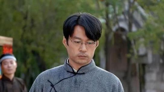 谭凯长相帅气演技好，52岁仍未婚，为母亲放弃北京户口定居青岛