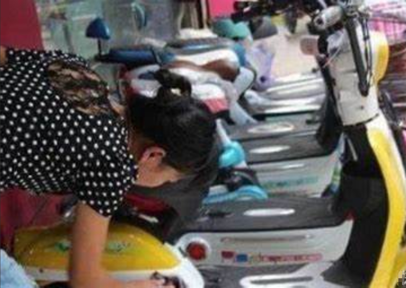 2024年，一老太偷电瓶车在充电时意外炸伤自家孙子，事后竟主动找到失主，提出赔偿