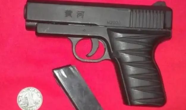捡到枪交到派出所就完事了吗?

光交给警察可不算是完事，估计你当天离不开派出所了