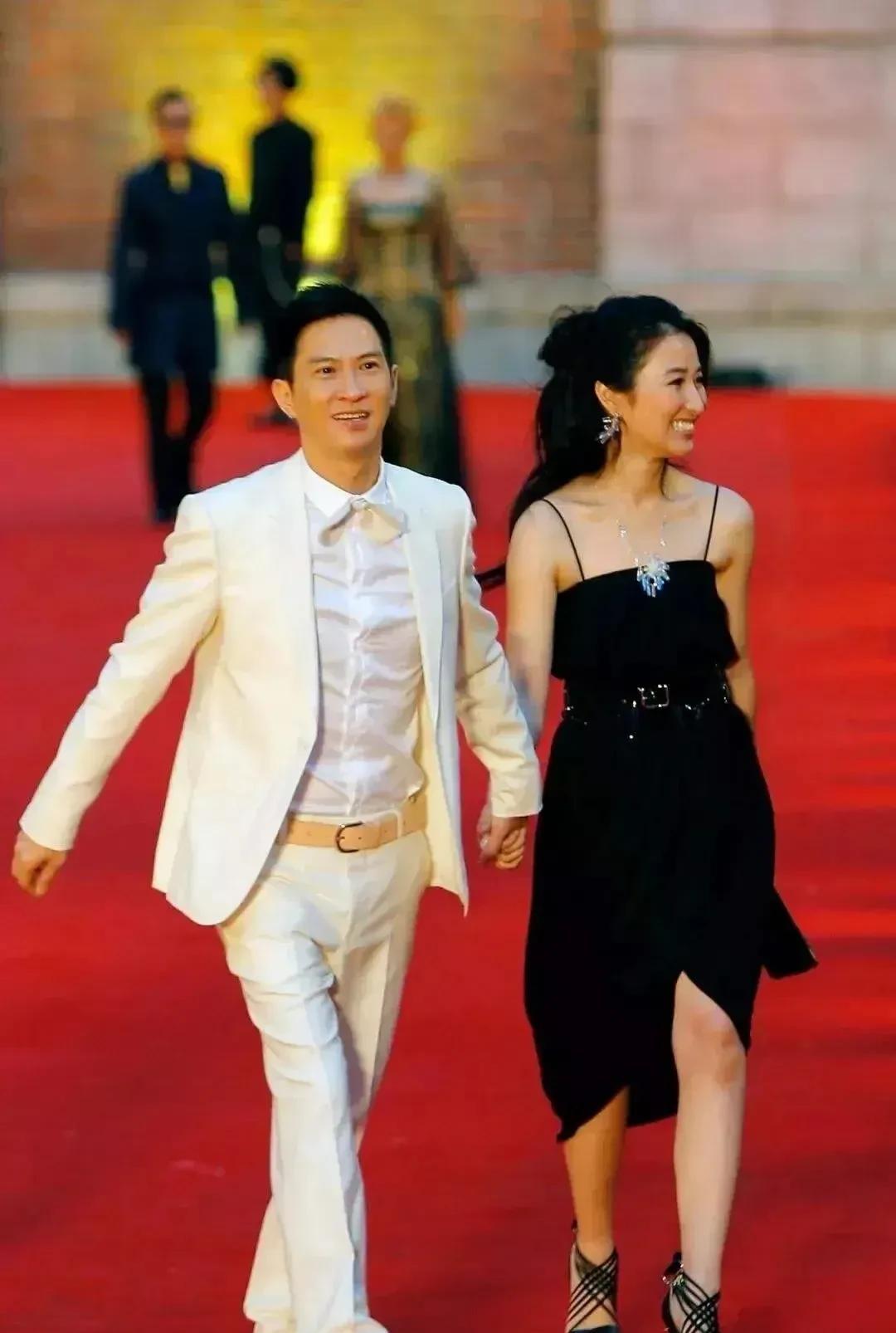 娱乐圈的恩爱夫妻。
男人演技了得，大器晚成的实力派影帝，
他的妻子，温婉大方
