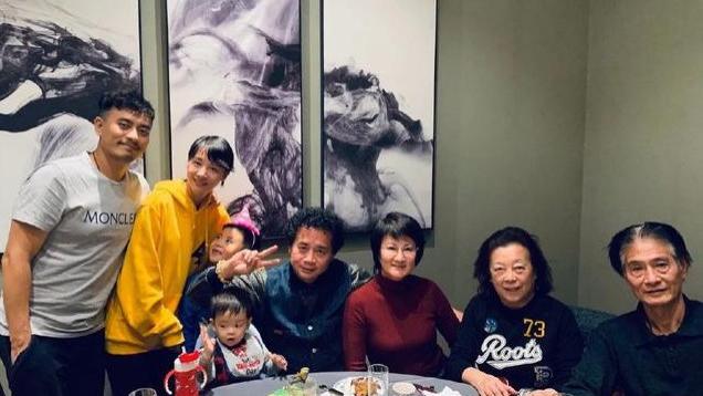 陈龙回父母家吃饭，爸爸首次出镜，头发花白，父子俩气质太像了