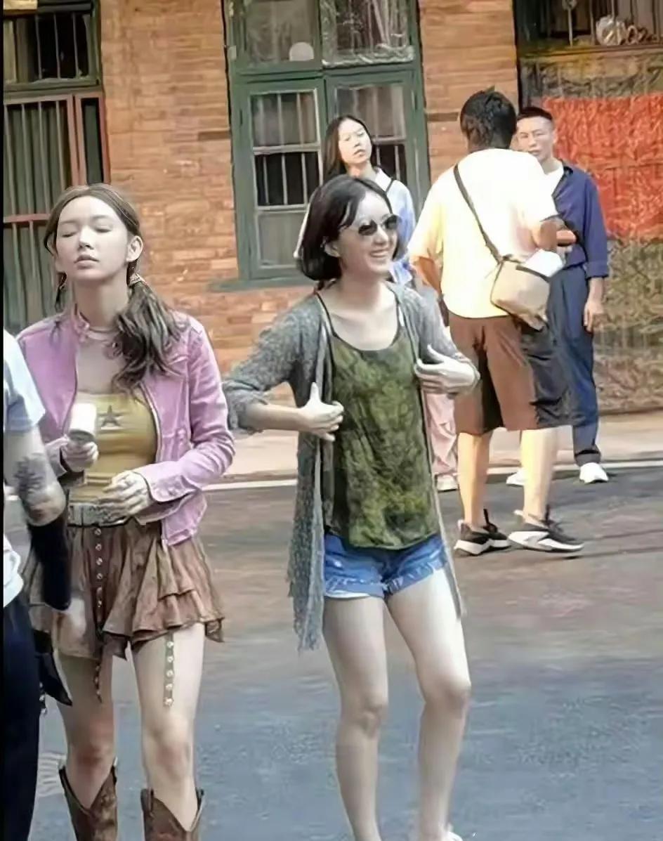 赵丽颖这个样子真的没有把网友当外人呢，看后面的背景，应该是在演年代戏吧，一旁的程