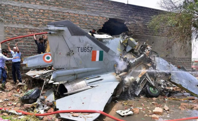 话说三哥最近不摔飞机了，开始玩起了“沉船”游戏。前天，在孟买造船厂正在进行改装的