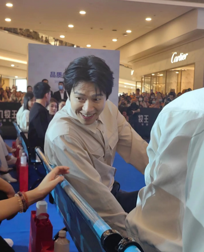 南宁遇到魏大勋，本人超帅个高腿长比例好，五官立体十分耐看，眼睛不大很有神，妥妥韩