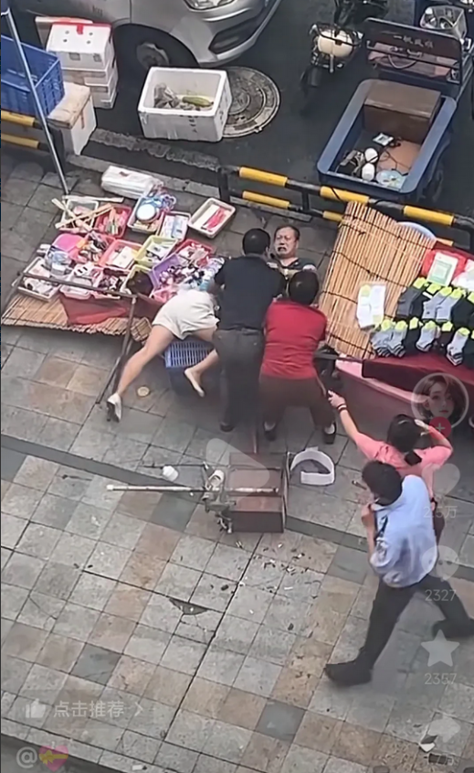惹众怒！这个老板娘摊上事了！开始有多嚣张，后面就会多狼狈，网友分分钟就能让门店熄