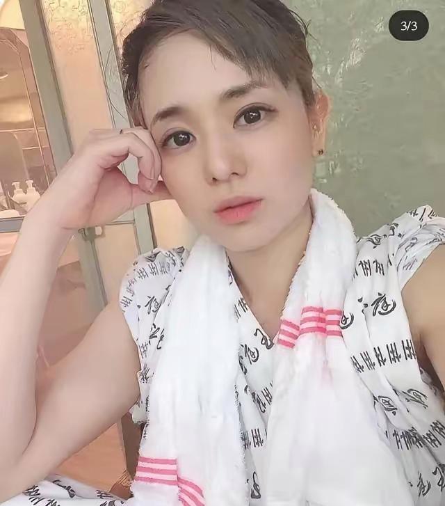 苍井空与光头老公，看上去很幸福的样子。