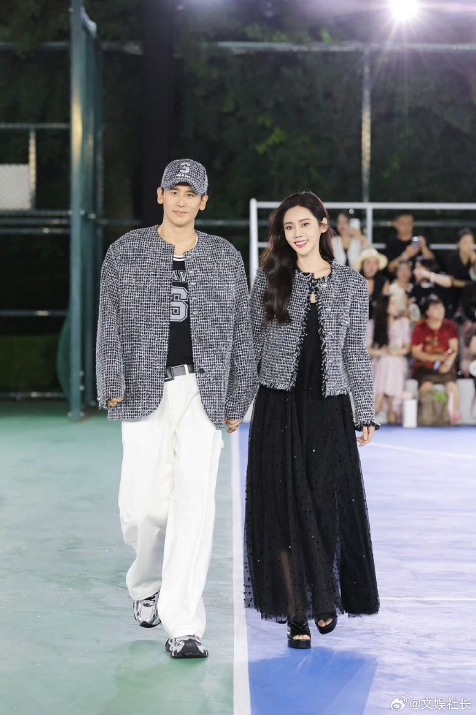 #秋瓷炫于晓光牵手走秀#这对夫妇，常年被谣传婚变。尤其是网红情感“大师”涂磊的信