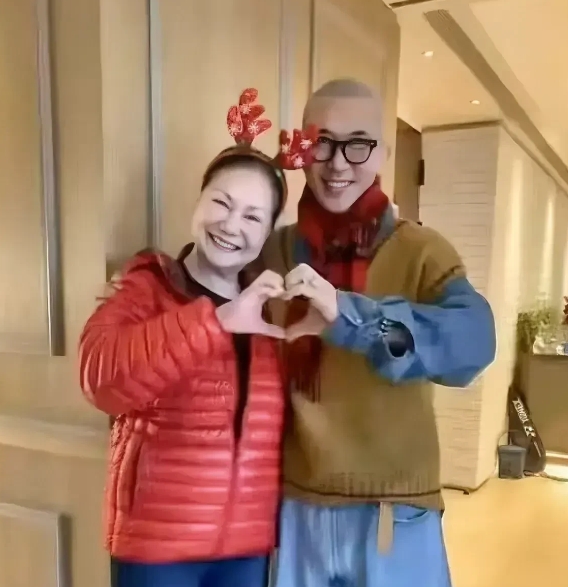 S妈一夜白头，沧桑了十几岁，白发人送黑发人，这才是生命难以承受的痛苦。网友们都可