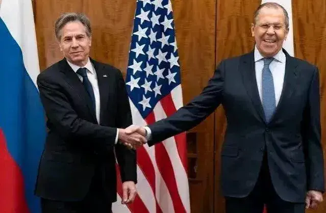 在老挝举办的东盟外长峰会上，布林肯竟然主动向拉夫罗夫伸出了手，有五点“想不到”：