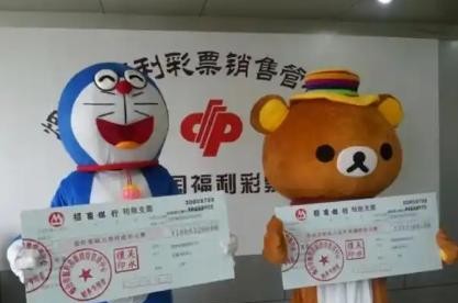 为什么中国彩票中奖的人领奖多数会戴头套？

说白了不还是怕被人盯上嘛。

有一次