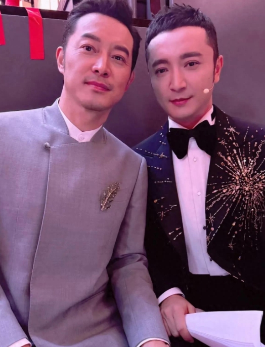 主持人尼格买提元宵晚会后台晒和沙溢合影，沙溢身穿灰色西装，瘦身成功后帅气十足。小