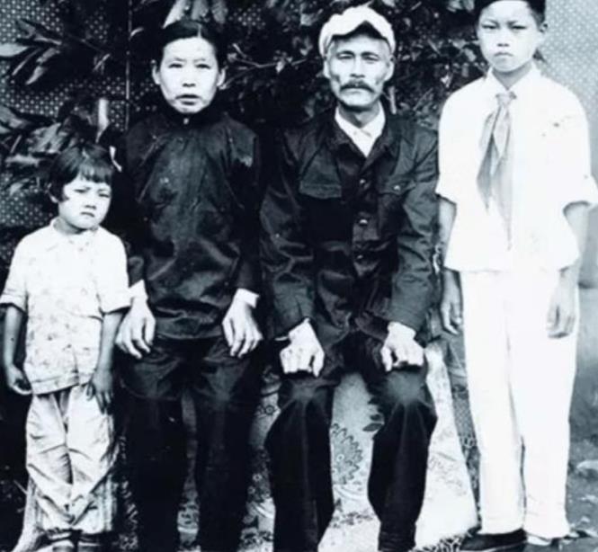 1945年，中国夫妇收养了一名4岁的日本弃婴，顶着辱骂，将其抚养长大。40年后弃