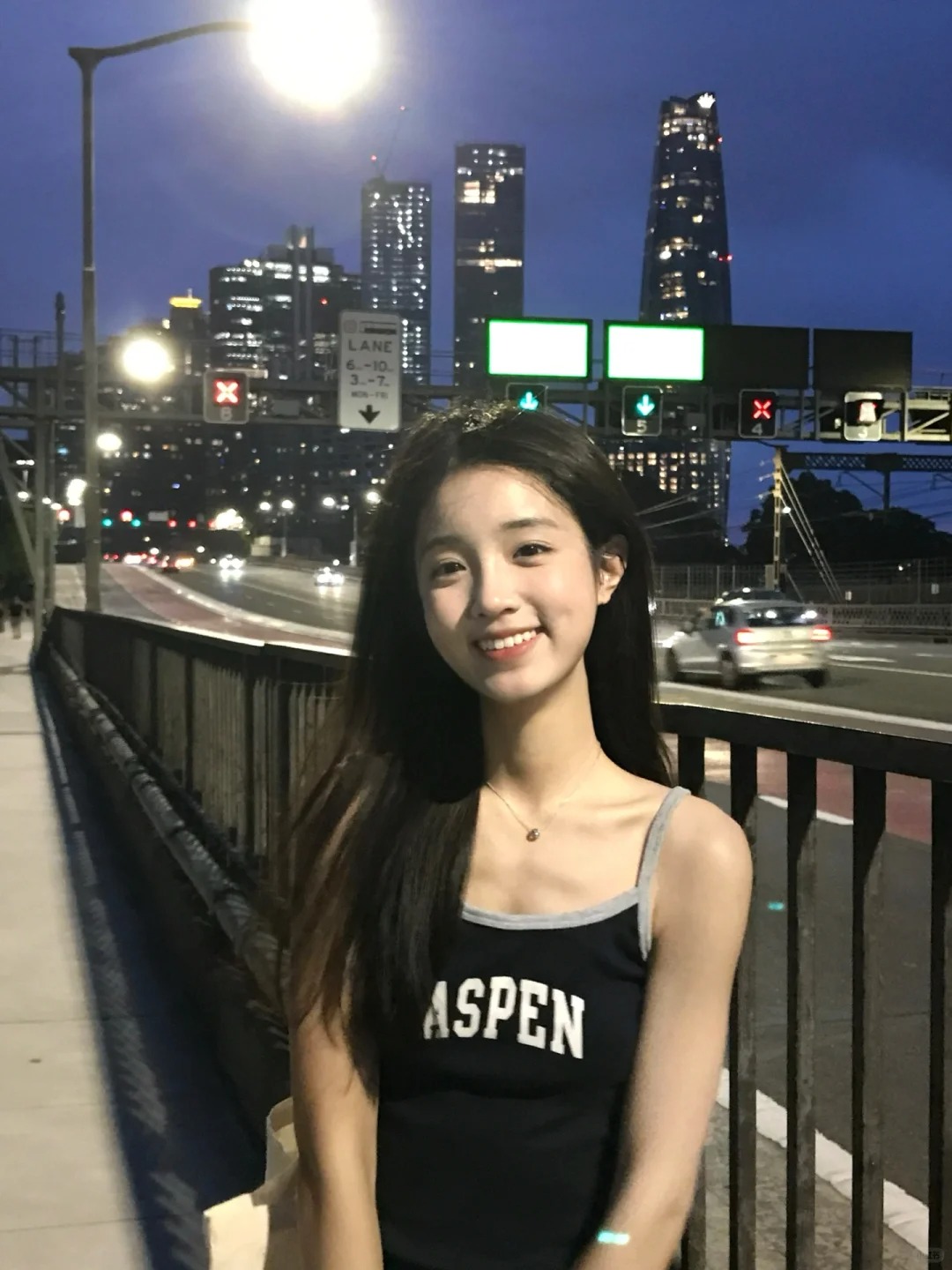 风和我的都是自由的
回到南半球
迅速切换为夏天模式
傍晚的风很舒服
去海港大桥?