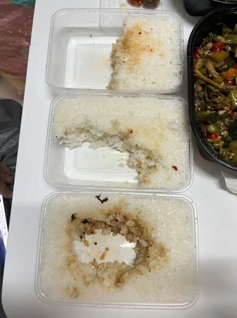和舍友点了三份外卖米饭，吃的形状都不相同