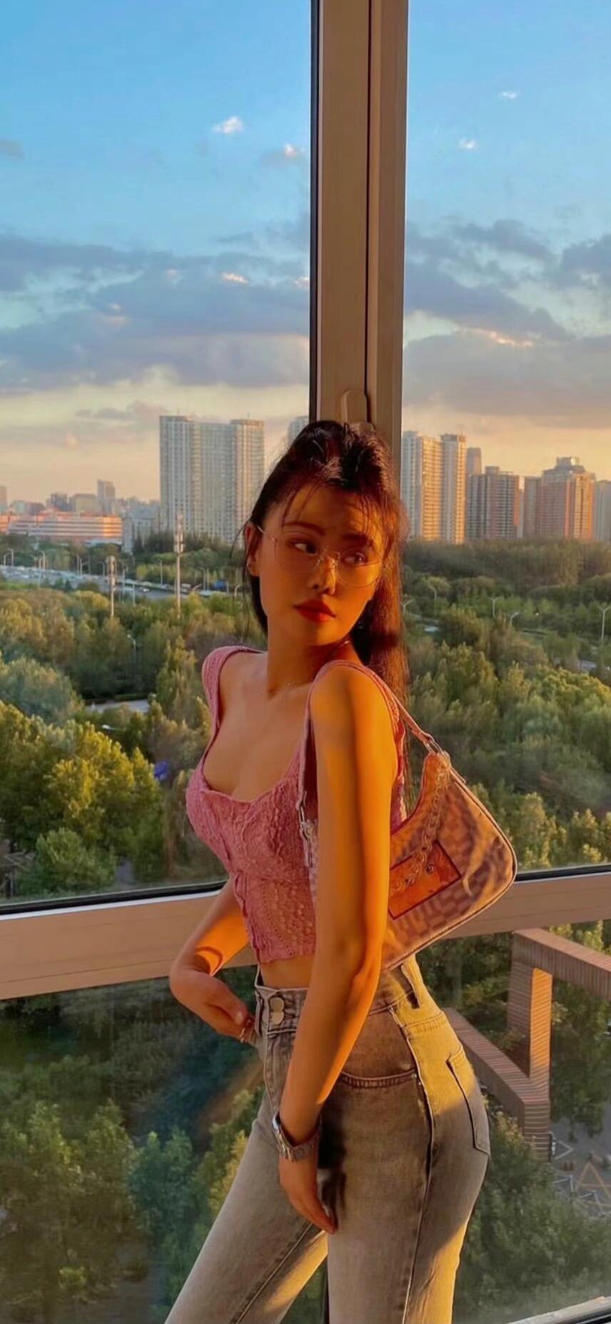 袁娅维是一位多才多艺、充满魅力的音乐人