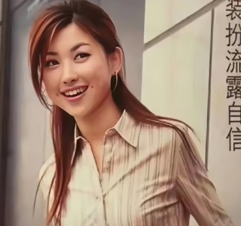 “迷倒”法拉利太子的朱珠早期的留影。镜头下的她身穿条纹衬衫，长发飘飘，年轻靓丽，